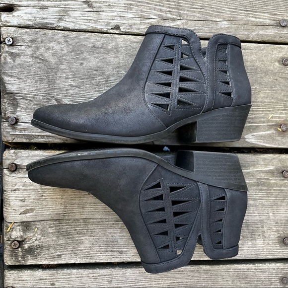Soda Chance Black Perforated Cut Out Stacked Block Heel Ankle Booties Shoes Sz 7 - Picture 6 of 13